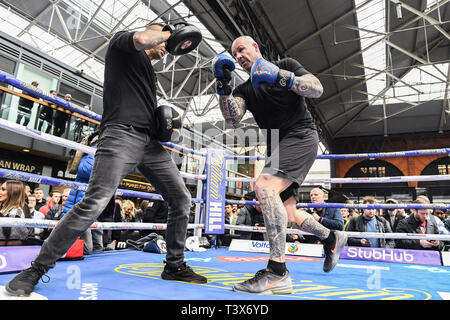 Londres, Royaume-Uni. 12 avr, 2019. L'Australie est l'ancien champion du monde poids lourds WBA Lucas Browne avec son manager au cours de l'entraînement Public Allen-Browne au Vieux Marché de Spitalfields Le vendredi 12 avril 2019. Londres en Angleterre. (Usage éditorial uniquement, licence requise pour un usage commercial. Aucune utilisation de pari, de jeux ou d'un seul club/ligue/dvd publications.) Crédit : Taka G Wu/Alamy Live News Banque D'Images