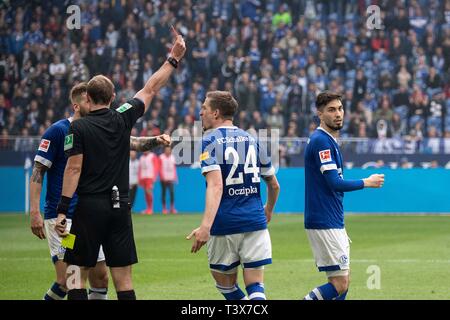 Gelsenkirchen, Allemagne. 06 avr, 2019. arbitre Sascha STEGEMANN (GER, l.) montre Suat SERDAR (GE) (r.) La carte jaune-rouge ; le licenciement ; Soccer 1. Bundesliga, 28. journée, le FC Schalke 04 (GE) - l'Eintracht Francfort (F) 1 : 2 le 04/06/2019 à Gelsenkirchen, Allemagne. DFL règlement interdit toute utilisation d'images comme des séquences d'images et/ou quasi-vidéo | Conditions de crédit dans le monde entier : dpa/Alamy Live News Banque D'Images