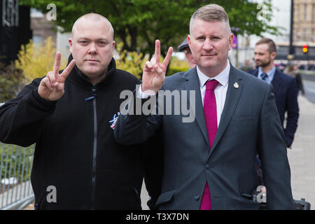 Londres, Royaume-Uni. 12 avril 2019. Paul Golding (r), chef de groupe d'extrême droite d'abord, la Grande-Bretagne vu dans Westminster après avoir assisté à l'opération Rolling Thunder Ride pour soldat F. Crédit : Mark Kerrison/Alamy Live News Banque D'Images