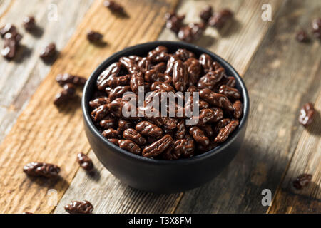 Baies de Goji chocolat sucré prêt à dévorer. Banque D'Images