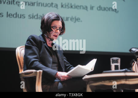 Vilnius Lituanie - 11 avril 2011 Herta Muller est en train de lire son livre sur scène de théâtre. Banque D'Images