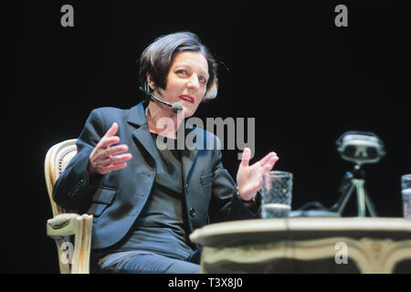 Vilnius Lituanie - le 11 avril 2011 Discussion, entretien avec Herta Muller sur scène de théâtre. Banque D'Images