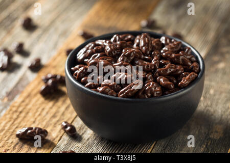 Baies de Goji chocolat sucré prêt à dévorer. Banque D'Images