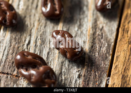 Baies de Goji chocolat sucré prêt à dévorer. Banque D'Images