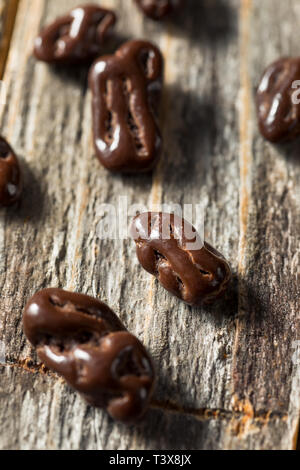 Baies de Goji chocolat sucré prêt à dévorer. Banque D'Images