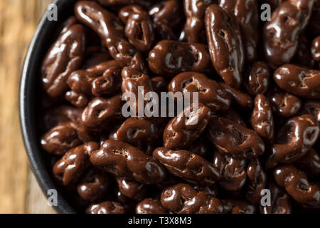 Baies de Goji chocolat sucré prêt à dévorer. Banque D'Images