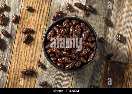 Baies de Goji chocolat sucré prêt à dévorer. Banque D'Images