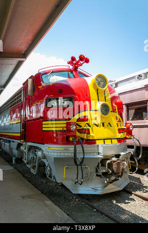 La locomotive de train d'époque de Santa Fe Super Chief Warbonnet au musée du chemin de fer Galveston Banque D'Images