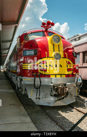 La locomotive de train d'époque de Santa Fe Super Chief Warbonnet au musée du chemin de fer Galveston Banque D'Images