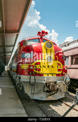 La locomotive de train d'époque de Santa Fe Super Chief Warbonnet au musée du chemin de fer Galveston Banque D'Images