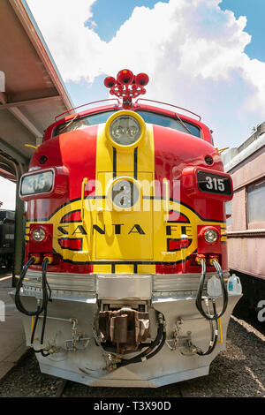 La locomotive de train d'époque de Santa Fe Super Chief Warbonnet au musée du chemin de fer Galveston Banque D'Images