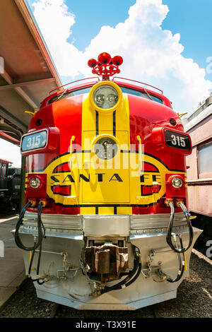 La locomotive de train d'époque de Santa Fe Super Chief Warbonnet au musée du chemin de fer Galveston Banque D'Images