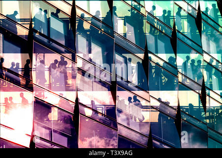 Les gens d'affaires aller au travail - Notion de réussite , reflet dans la façade en verre du bâtiment de bureau Banque D'Images