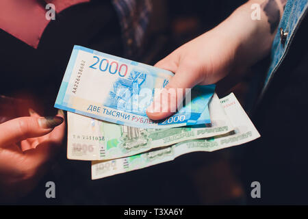 Compter les mains des hommes de l'argent russe close up. Banque D'Images