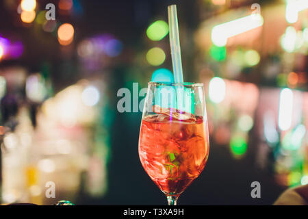 Verres de cocktails sur la barre. barman verse un verre de vin mousseux à l'Aperol. Banque D'Images