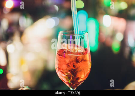 Verres de cocktails sur la barre. barman verse un verre de vin mousseux à l'Aperol. Banque D'Images