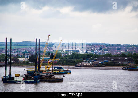 Gravesend, Kent, UK. Une vue de la Tamise à la recherche sur la zone industrielle de l'Est de Gravesend. Transport maritime de bateaux et d'autres peuvent être vus. Banque D'Images