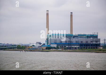 Tilbury B Power Station dans l'Essex, à partir de la rivière. Des travaux de démolition a commencé sur cette station d'alimentation hors service. Banque D'Images