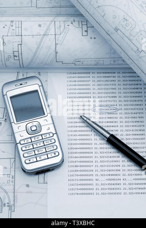 Plans architecturaux laminées avec téléphone et un stylo posé sur table à dessin. Photo de ton bleu. Banque D'Images