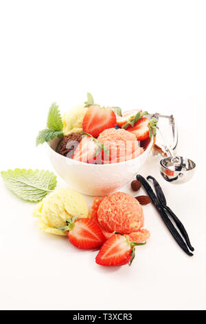 Jeu de boules de glace de différentes couleurs et saveurs de fruits rouges et de fruits décoration. icecream variation Banque D'Images