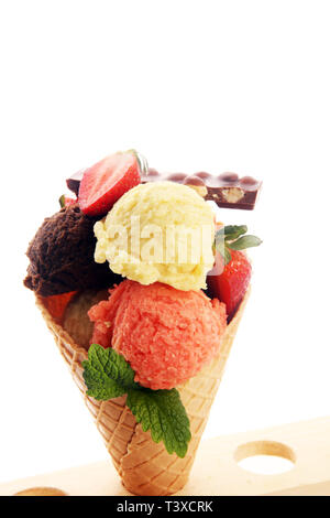 Jeu de boules de glace de différentes couleurs et saveurs de fruits rouges et de fruits décoration. icecream variation Banque D'Images