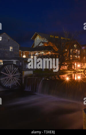 Restaurant vieux moulin avec roue à eau géant, cascades et d'écoulement de la rivière Pigeon, à Pigeon Forge, Tennessee, USA. Juste à l'extérieur de Great Smoky Mountains. Banque D'Images