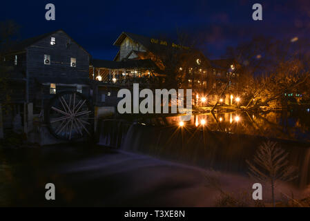 Restaurant vieux moulin avec roue à eau géant, cascades et d'écoulement de la rivière Pigeon, à Pigeon Forge, Tennessee, USA. Juste à l'extérieur de Great Smoky Mountains. Banque D'Images