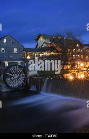 Restaurant vieux moulin avec roue à eau géant, cascades et d'écoulement de la rivière Pigeon, à Pigeon Forge, Tennessee, USA. Juste à l'extérieur de Great Smoky Mountains. Banque D'Images