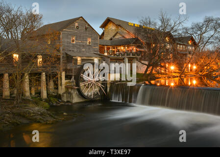 Restaurant vieux moulin avec roue à eau géant, cascades et d'écoulement de la rivière Pigeon, à Pigeon Forge, Tennessee, USA. Juste à l'extérieur de Great Smoky Mountains. Banque D'Images