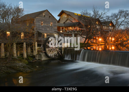 Restaurant vieux moulin avec roue à eau géant, cascades et d'écoulement de la rivière Pigeon, à Pigeon Forge, Tennessee, USA. Juste à l'extérieur de Great Smoky Mountains. Banque D'Images