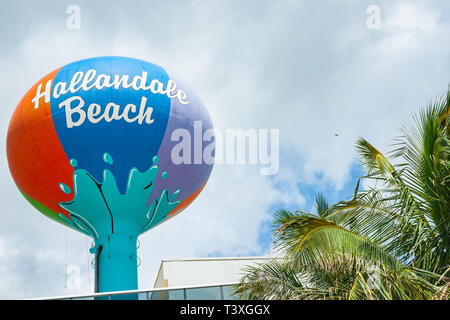 MIAMI USA - Le 28 juin 2012 ; Hallandale Beach monument aux couleurs vives watertower sign Banque D'Images