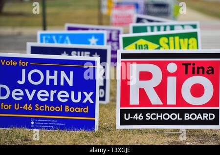 L'Elgin, Illinois, USA. Une longue série de signes candidat sur l'affichage à une section de la banlieue de Chicago. Banque D'Images