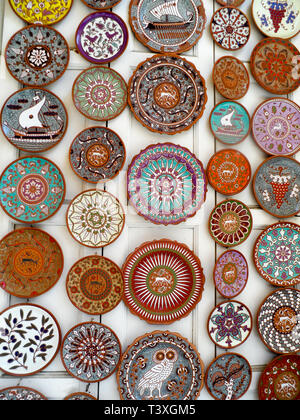 Une sélection de plaques décorées à la main et sur un stand dans la vieille ville de Rhodes, Rhodes, Grèce. Banque D'Images