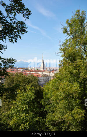Mole Antonelliana Turin city tour et entourée d'arbres dans une journée ensoleillée en Italie Banque D'Images