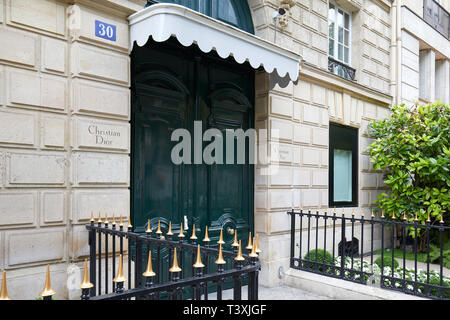 PARIS, FRANCE - 22 juillet 2017 : Christian Dior, la maison en construction 30 avenue Montaigne à Paris, France. Banque D'Images