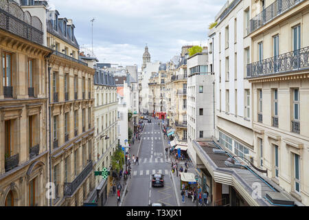 PARIS, FRANCE - 22 juillet 2017 : Paris typique street, high angle view avec les gens et les voitures en France