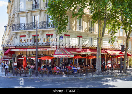 PARIS, FRANCE - 21 juillet 2017 : la brasserie café typique avec des tables sur le trottoir avec les gens et les touristes assis dans une journée ensoleillée à Paris, France Banque D'Images