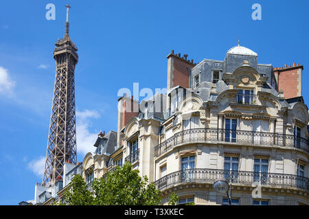 PARIS, FRANCE - 21 juillet 2017 : Tour Eiffel et haut bâtiment typique à Paris avec balcon dans un beau jour d'été, ciel bleu clair Banque D'Images