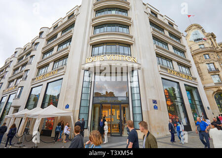 PARIS, FRANCE - 22 juillet 2017 : Louis Vuitton fashion boutique de luxe aux Champs Elysées, les personnes de passage à Paris, France. Banque D'Images