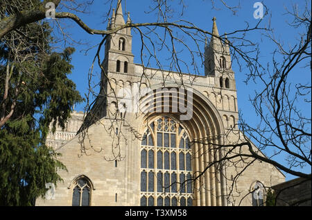 La face ouest et la queue arche normande de l'abbaye de Tewkesbury, Gloucester, Gloucestershire, Angleterre Banque D'Images