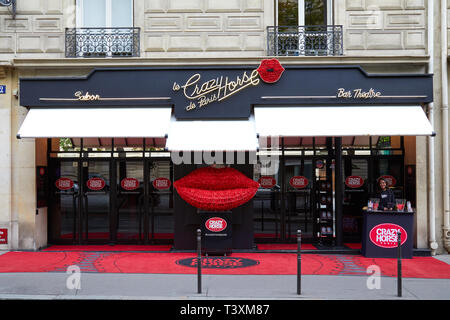 PARIS, FRANCE - 22 juillet 2017 : cabaret Crazy Horse Theatre Vue extérieure dans l'avenue George V à Paris, France. Banque D'Images