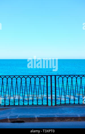 Bleu de la mer et front de mer de l'île de Syracuse, Sicile, Italie -- Contexte avec l'espace pour votre propre texte Banque D'Images