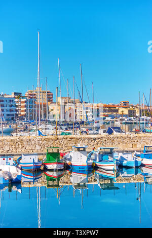 Yachts et bateaux dans le port de Syracuse, Sicile, Italie Banque D'Images