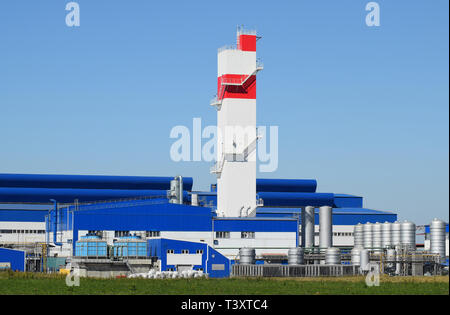 Tour d'incendie à l'usine pour le traitement de la ferraille. Immenses ateliers vieux métal raffineur. Toit bleu de l'usine. Les tuyaux d'échappement, radiateurs Banque D'Images