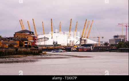 L'O2 Arena, anciennement le Millenium Dome,basée dans le Docklands de Londres par la Tamise Banque D'Images