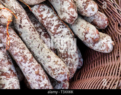 Saucisses de Sanglier fumé dans un panier Banque D'Images