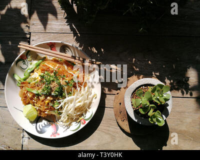 Thai nouilles frites (Pad Thaï) est d'origine style Thaïlande rôti frites Banque D'Images