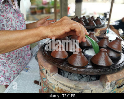 Genre de Thai sweetmeat . Mélanger la poudre de lait de coco avec frites. Dessert de sweetmeat traditionnel thaï, crêpes, pudding, Thai Street food Banque D'Images