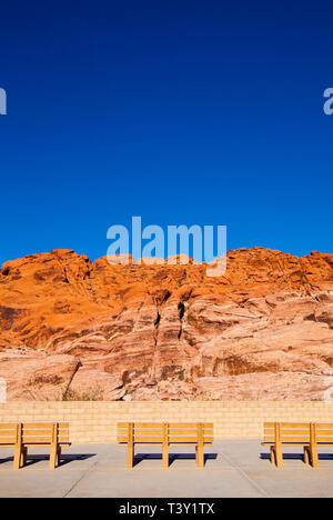 Des bancs de parc face à Red Rock Canyon, Nevada, United States Banque D'Images