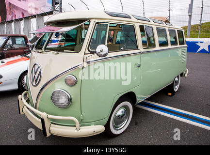 CONCORD, NC (USA) - 6 Avril 2019 : un bus Volkswagen de 1964 sur l'affichage à l'Pennzoil AutoFair Classic Car Show à Charlotte Motor Speedway. Banque D'Images